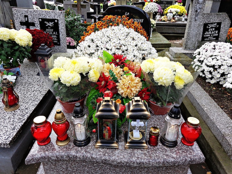poland-cemetery-candles.jpg